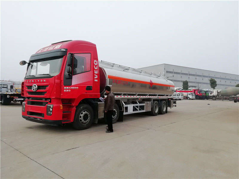 上汽紅巖29.7方前四后八鋁合金運油車，20噸運油車